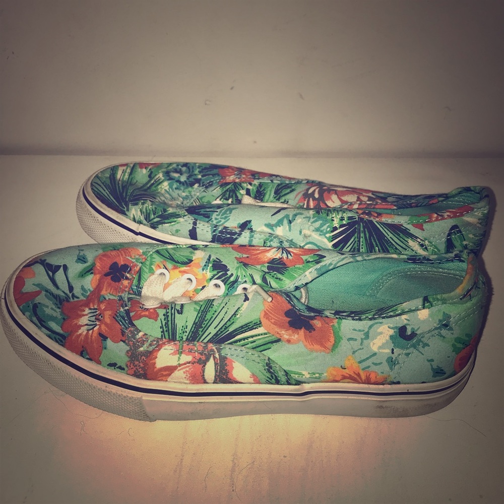 Used Airwalk Hawaiian Version